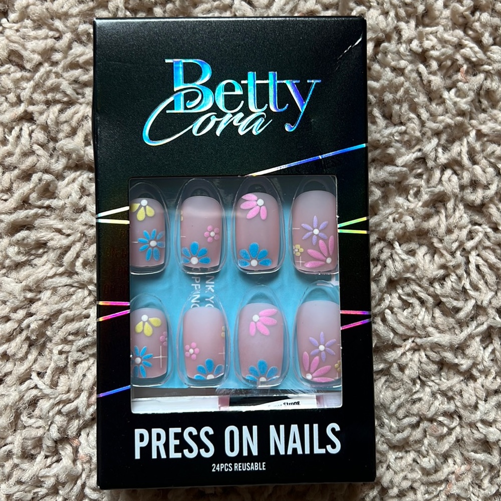 Betty Cora press on nails